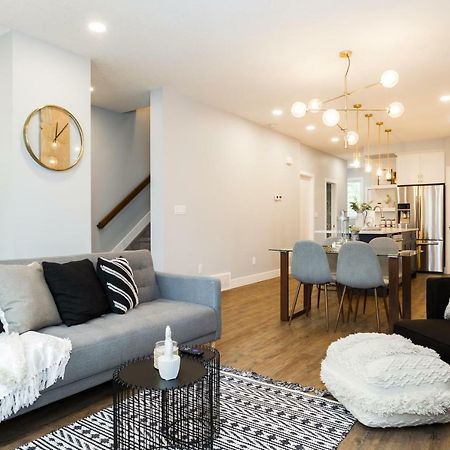 Contemporary Farmhouse Home - King Bed - Double Garage Parking - Free Wifi & Netflix - Long Stays Welcome Эдмонтон Экстерьер фото
