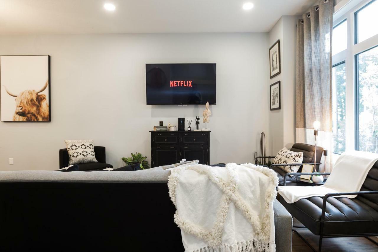 Contemporary Farmhouse Home - King Bed - Double Garage Parking - Free Wifi & Netflix - Long Stays Welcome Эдмонтон Экстерьер фото