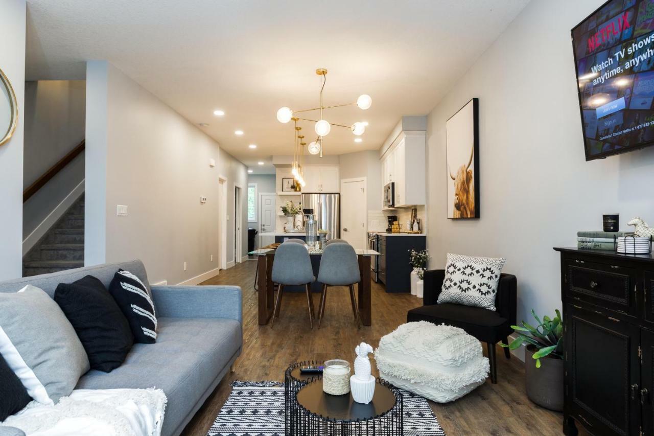 Contemporary Farmhouse Home - King Bed - Double Garage Parking - Free Wifi & Netflix - Long Stays Welcome Эдмонтон Экстерьер фото