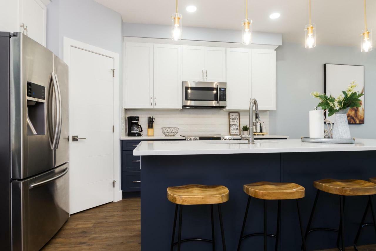 Contemporary Farmhouse Home - King Bed - Double Garage Parking - Free Wifi & Netflix - Long Stays Welcome Эдмонтон Экстерьер фото