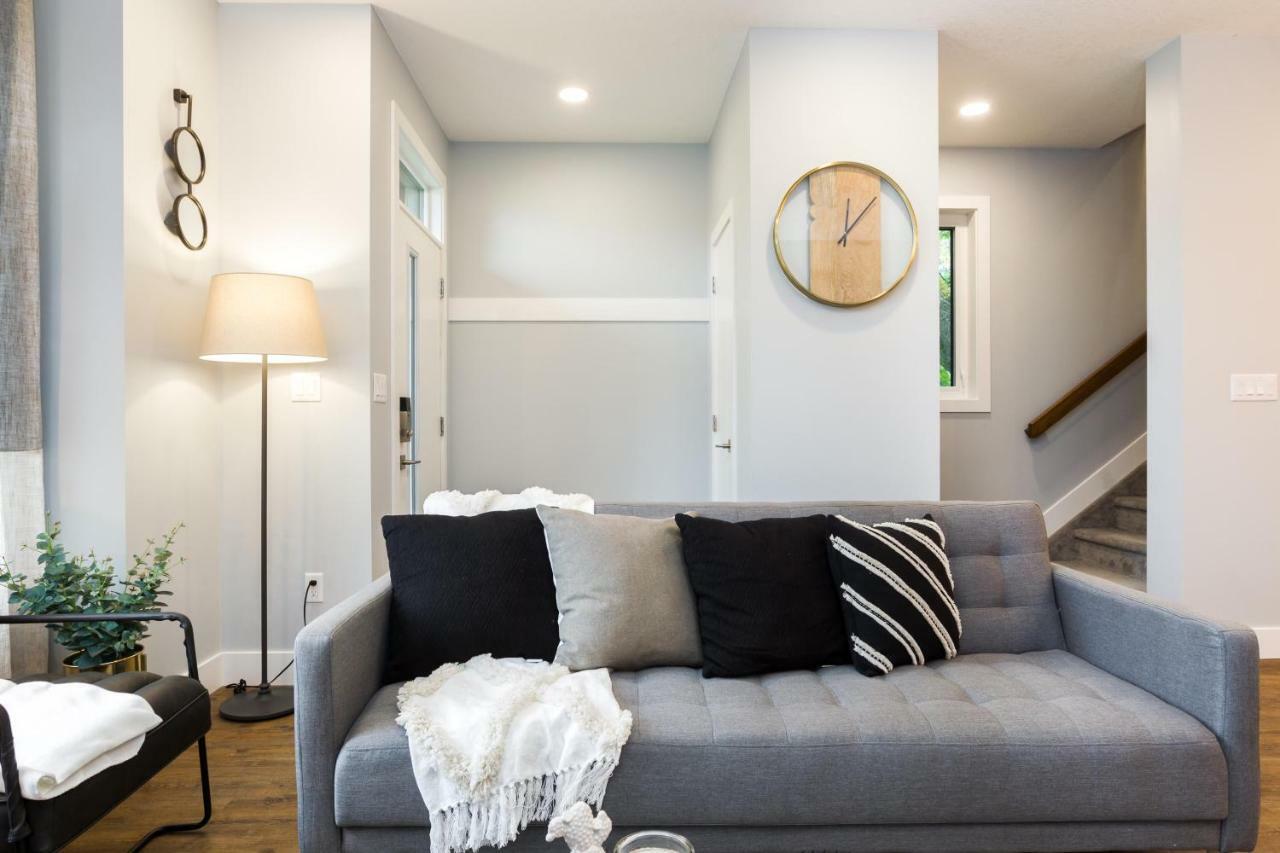 Contemporary Farmhouse Home - King Bed - Double Garage Parking - Free Wifi & Netflix - Long Stays Welcome Эдмонтон Экстерьер фото