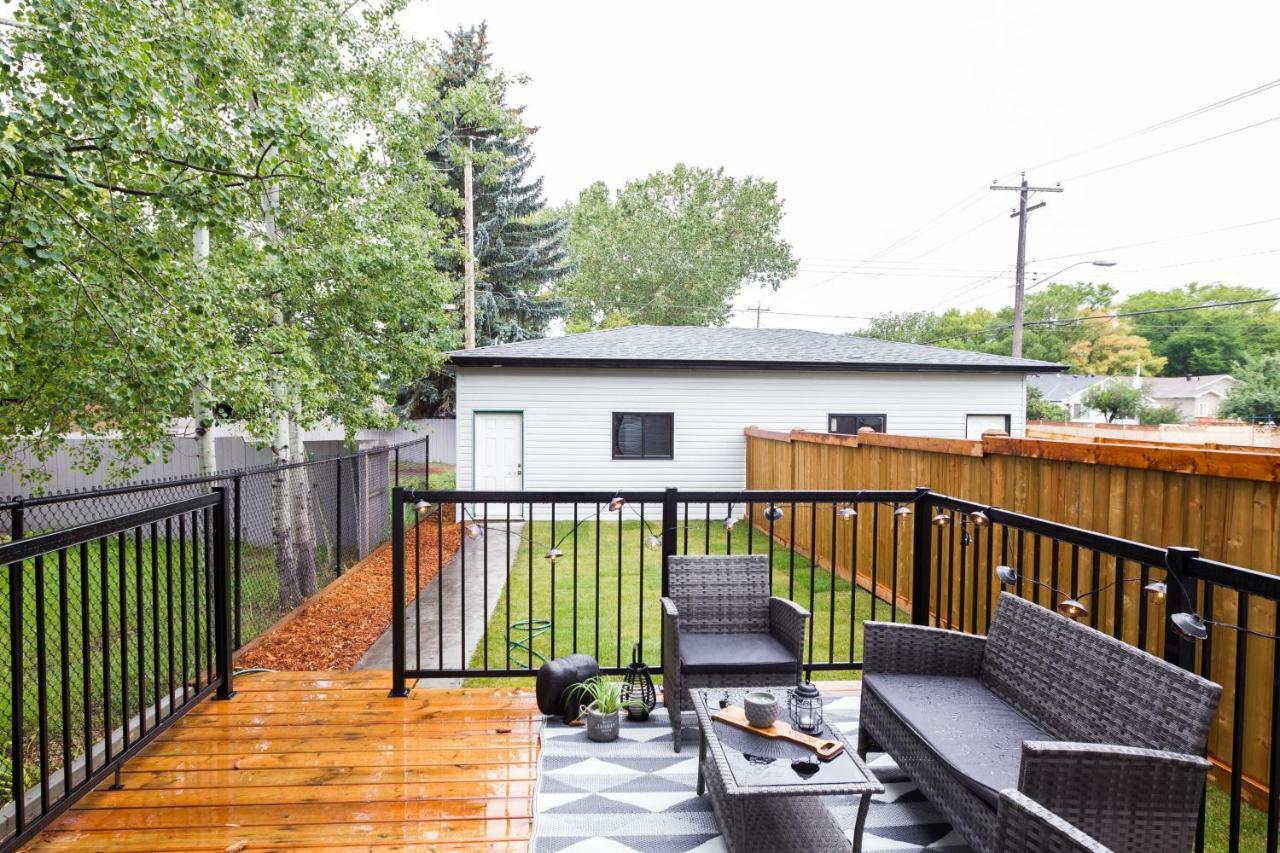 Contemporary Farmhouse Home - King Bed - Double Garage Parking - Free Wifi & Netflix - Long Stays Welcome Эдмонтон Экстерьер фото