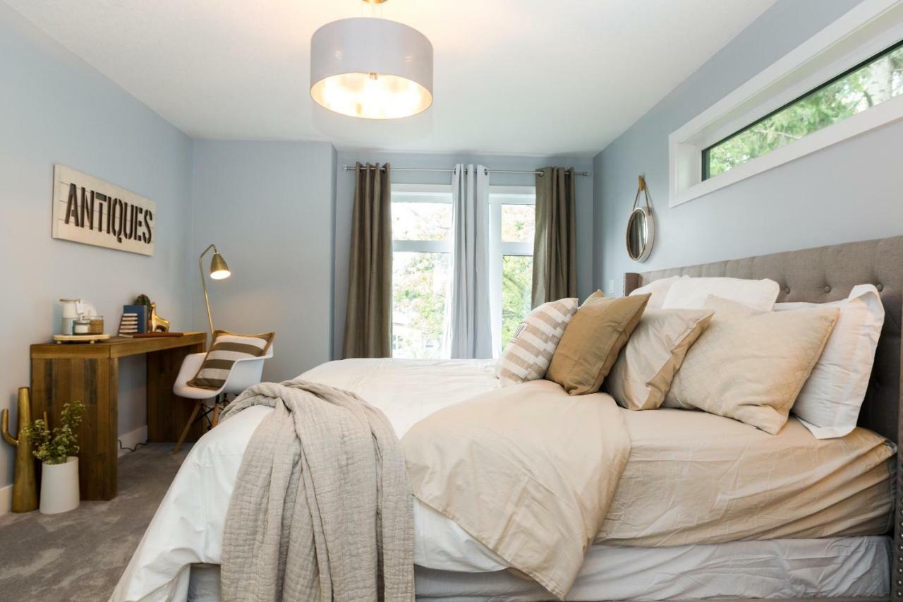 Contemporary Farmhouse Home - King Bed - Double Garage Parking - Free Wifi & Netflix - Long Stays Welcome Эдмонтон Экстерьер фото