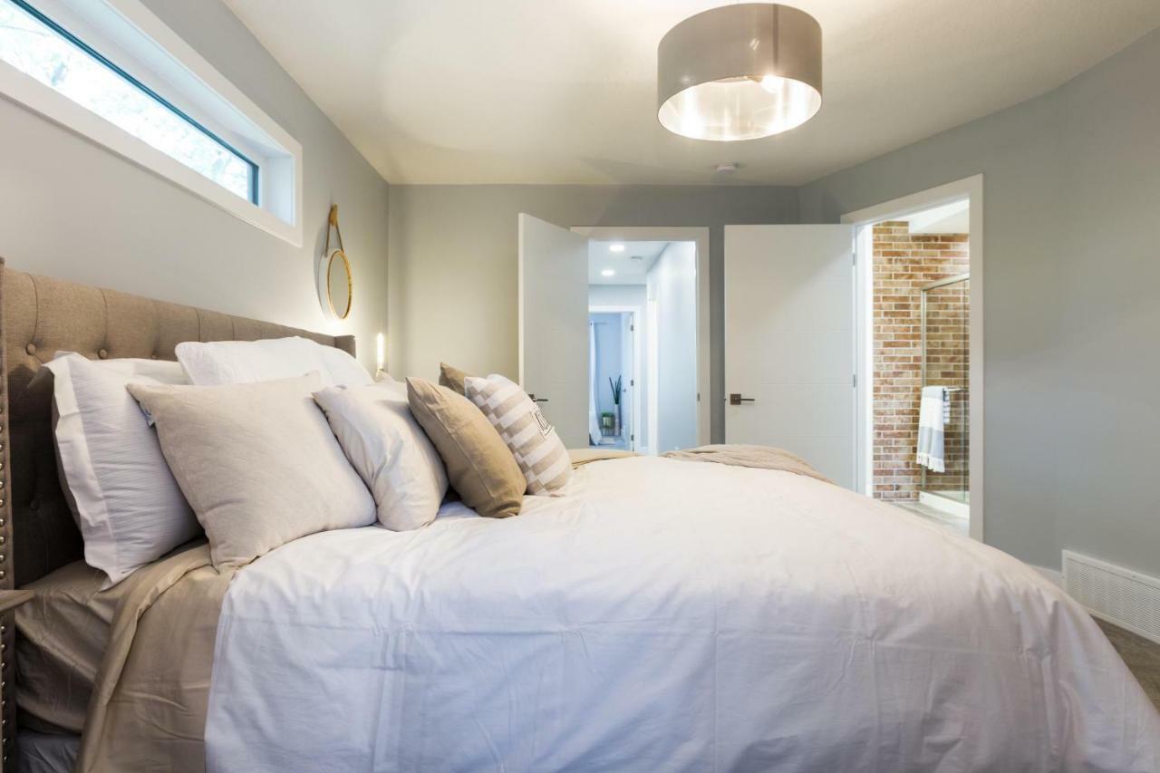Contemporary Farmhouse Home - King Bed - Double Garage Parking - Free Wifi & Netflix - Long Stays Welcome Эдмонтон Экстерьер фото