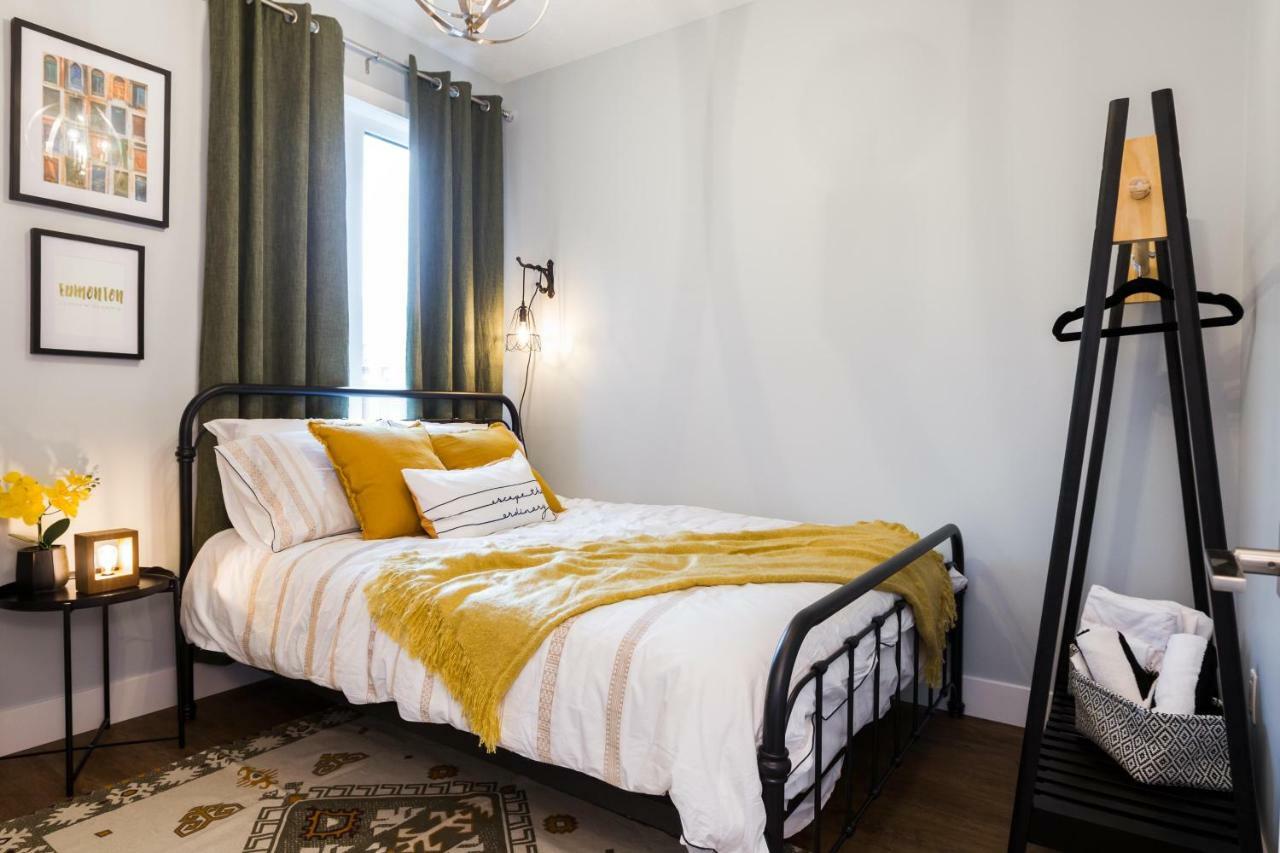 Contemporary Farmhouse Home - King Bed - Double Garage Parking - Free Wifi & Netflix - Long Stays Welcome Эдмонтон Экстерьер фото