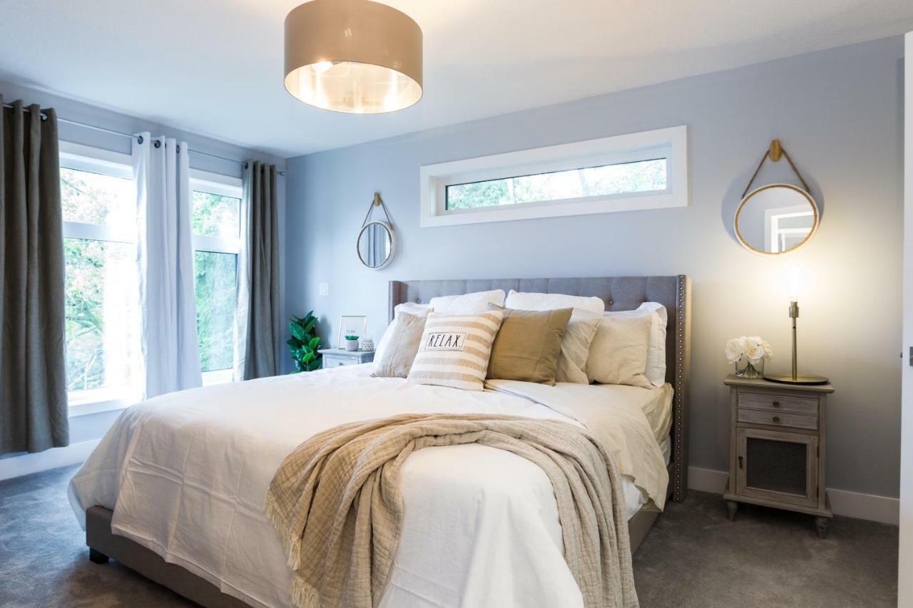 Contemporary Farmhouse Home - King Bed - Double Garage Parking - Free Wifi & Netflix - Long Stays Welcome Эдмонтон Экстерьер фото